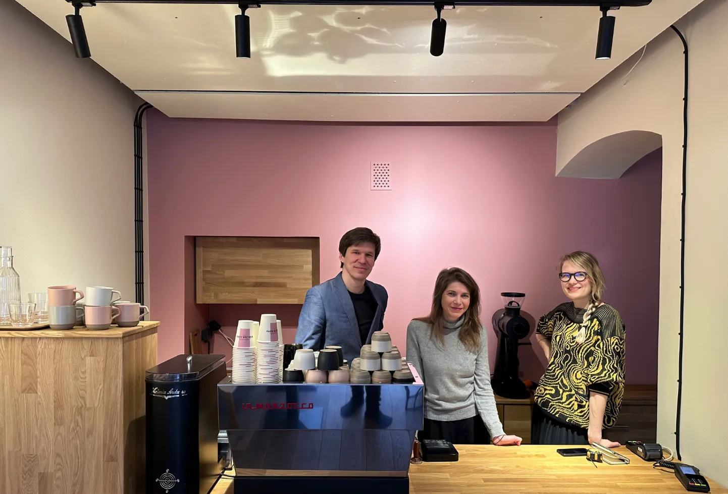 Henn ja Stella Runnel ning Laura Mähar kolisid oma ettevõtted kokku Raekoja platsile. Nüüd saab ühest kohast nii IT-teenuseid, värsket kohvi kui ka nahast seljakotte.