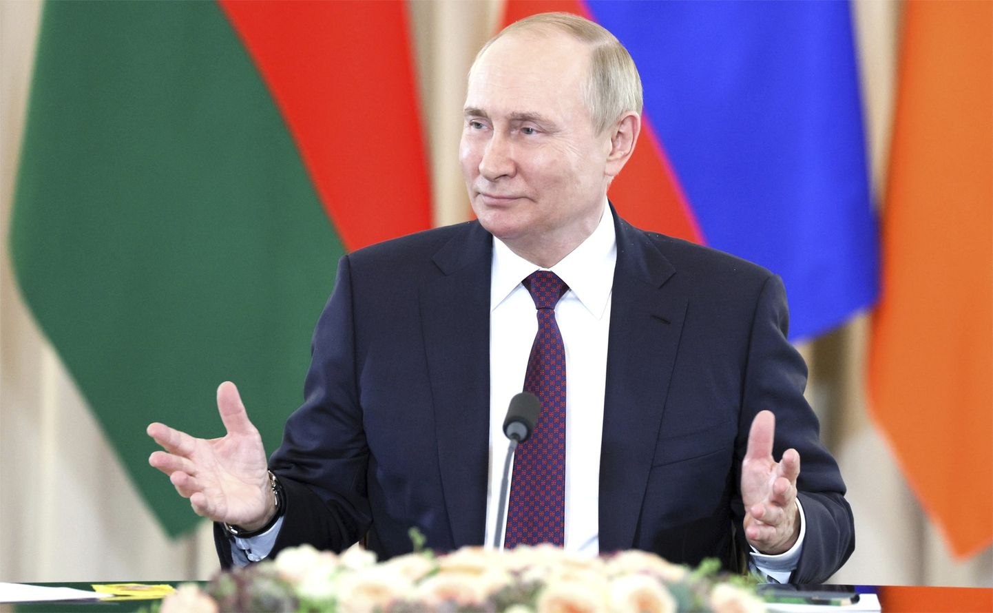 Venemaa riigipea Vladimir Putin 31. oktoobril 2022. aastal Sotšis kohtumisel Aserbaidžaani presidendi İlham Əliyevi ja Armeenia peaministri Nikol Pašinjaniga.