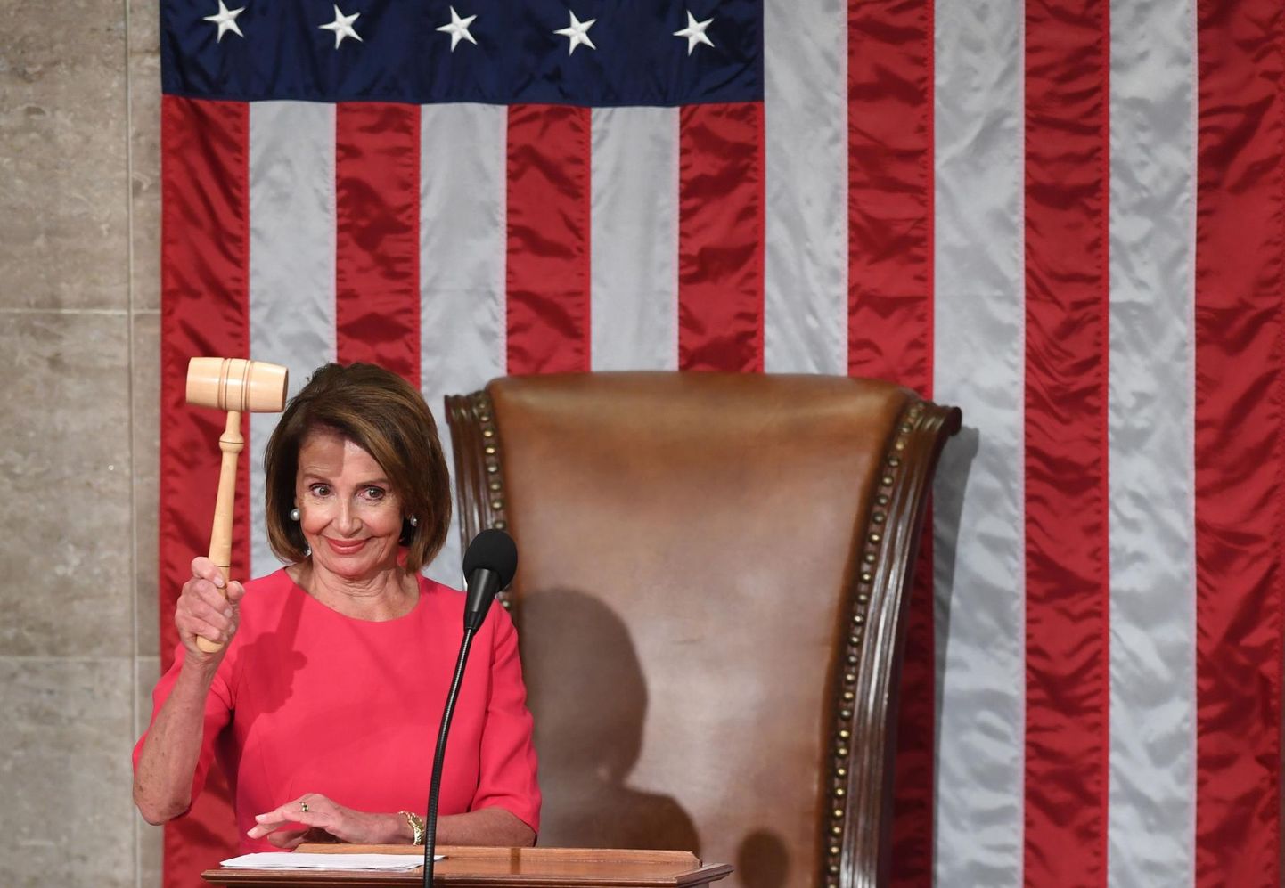 Esindajatekoja demokraadist spiiker Nancy Pelosi üleeile Kongressi avaistungil.