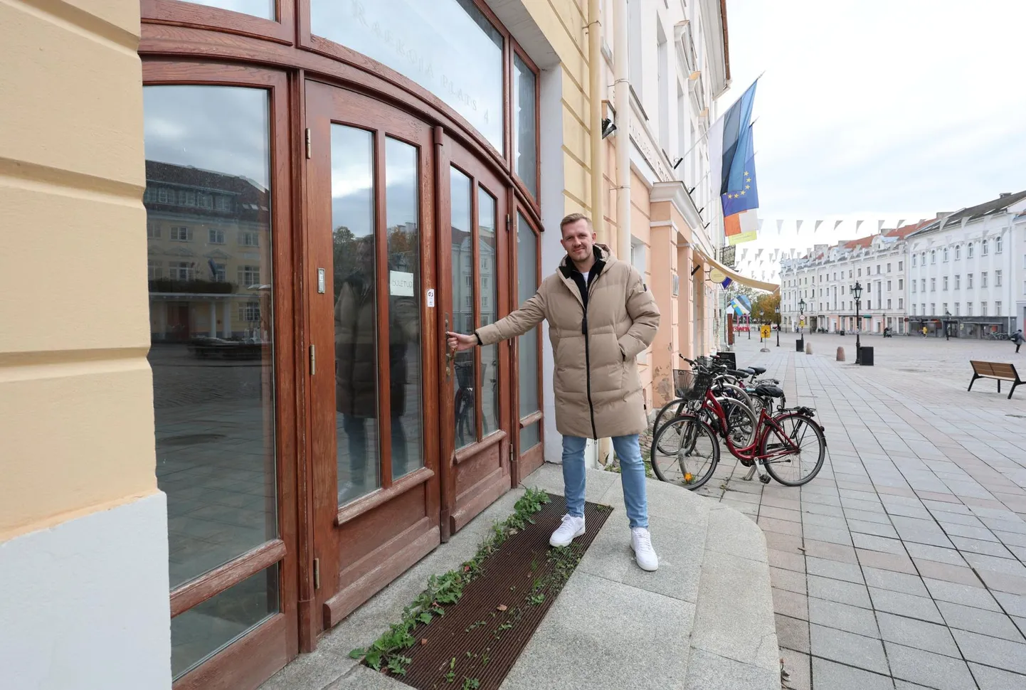 Möödunud aasta lõpus ostis OÜ Livida Grupp Raekoja platsil tühjana seisnud Draakoni hotelli. Nüüd tuleb oodata ehitusluba, et pika ajalooga majast saaks järgmise aasta lõpuks nüüdisaegsete võimalustega elu- ja ärihoone, rääkis osaühingu juhtivpartner Kaarel Kiidron.