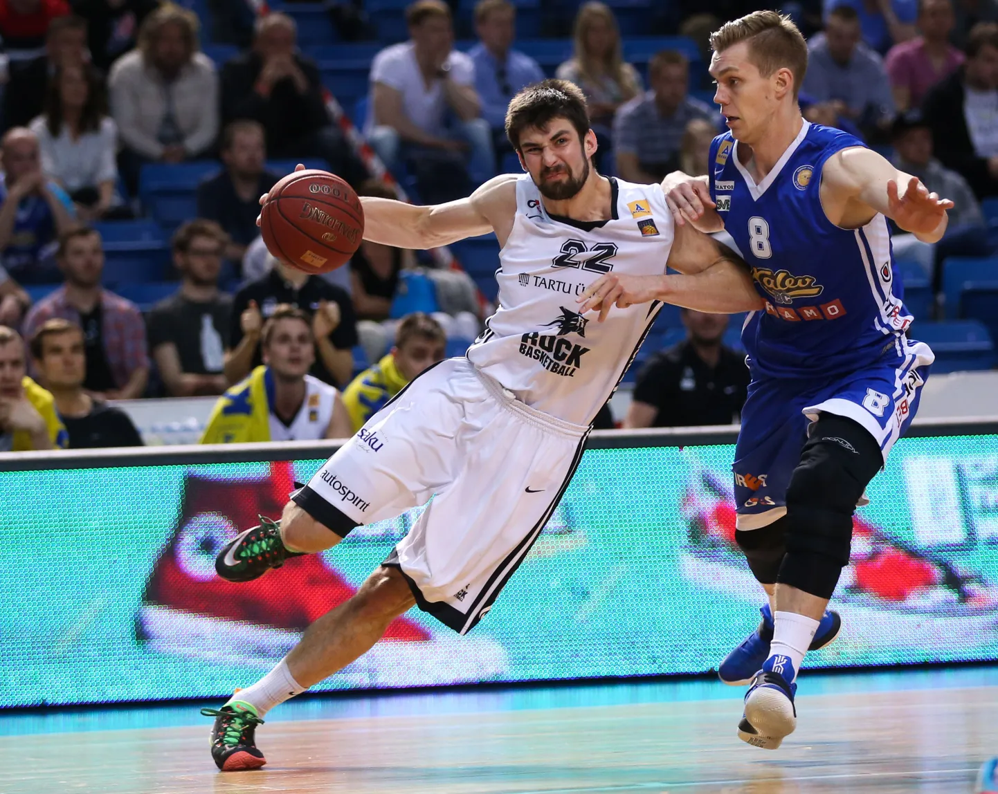 TALLINN, EESTI 18MAY16.
Korvpalli finaalseeria 2. mäng. BC Kalev/Cramo vs. TÜ/Rock. Mäng lõppess esimese võiduga 71:69.
Pildil vasakul TANEL KURBAS, paremal JANAR SOO
tl/Foto TAIRO LUTTER/POSTIMEES