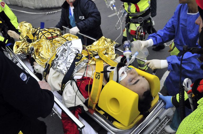 Robert Kubica viiakse ralliavarii järel helikopteriga haiglasse. FOTO: Scanpix