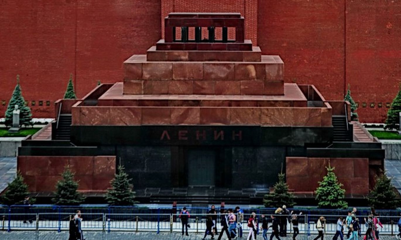 Мавзолей ленина архитектурный стиль. Ленин на красной площади в мавзолее. Мавзолей в.и Ленина на красной площади в Москве и некрополь. Красная площадь 2023 мавзолей.