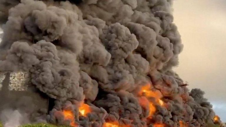 Пожар на нефтебазе в Севастополе в апреле 2023