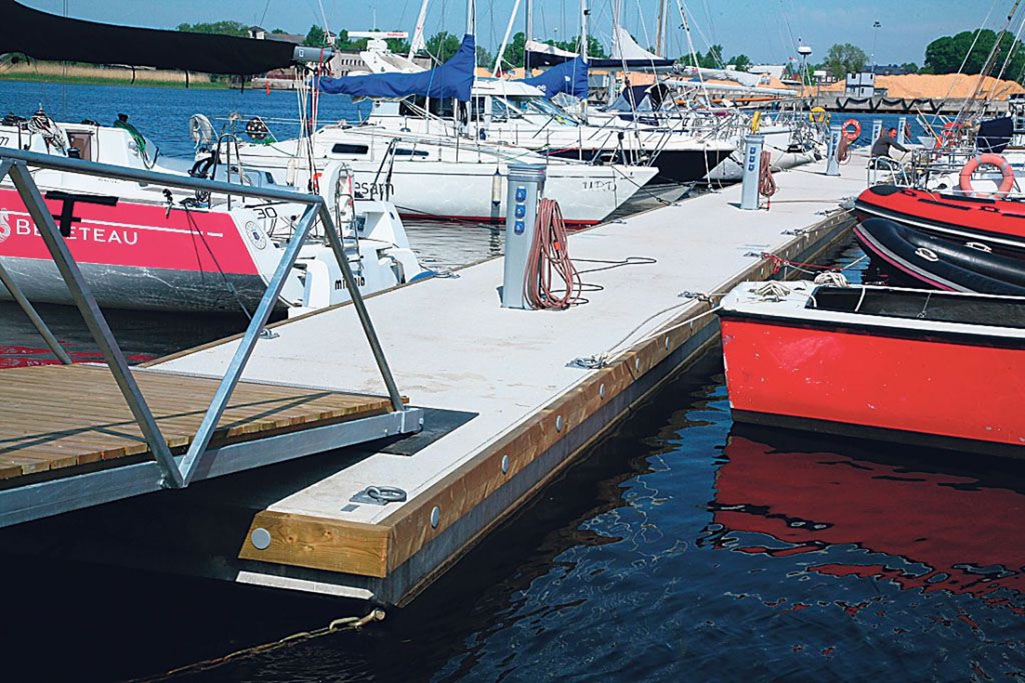 Pärnu jahisadama uute, betoonist valmistatud ujuvkaide ääres saab otsad kinnitada üle 100 väikelaeva.