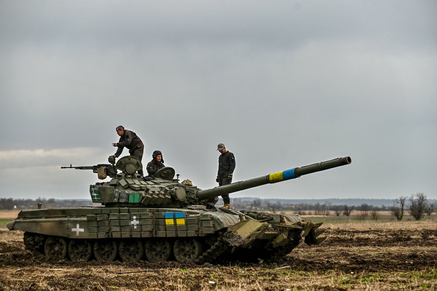Ukraina tankistid 2023. aasta aprillis T-72 tankiga