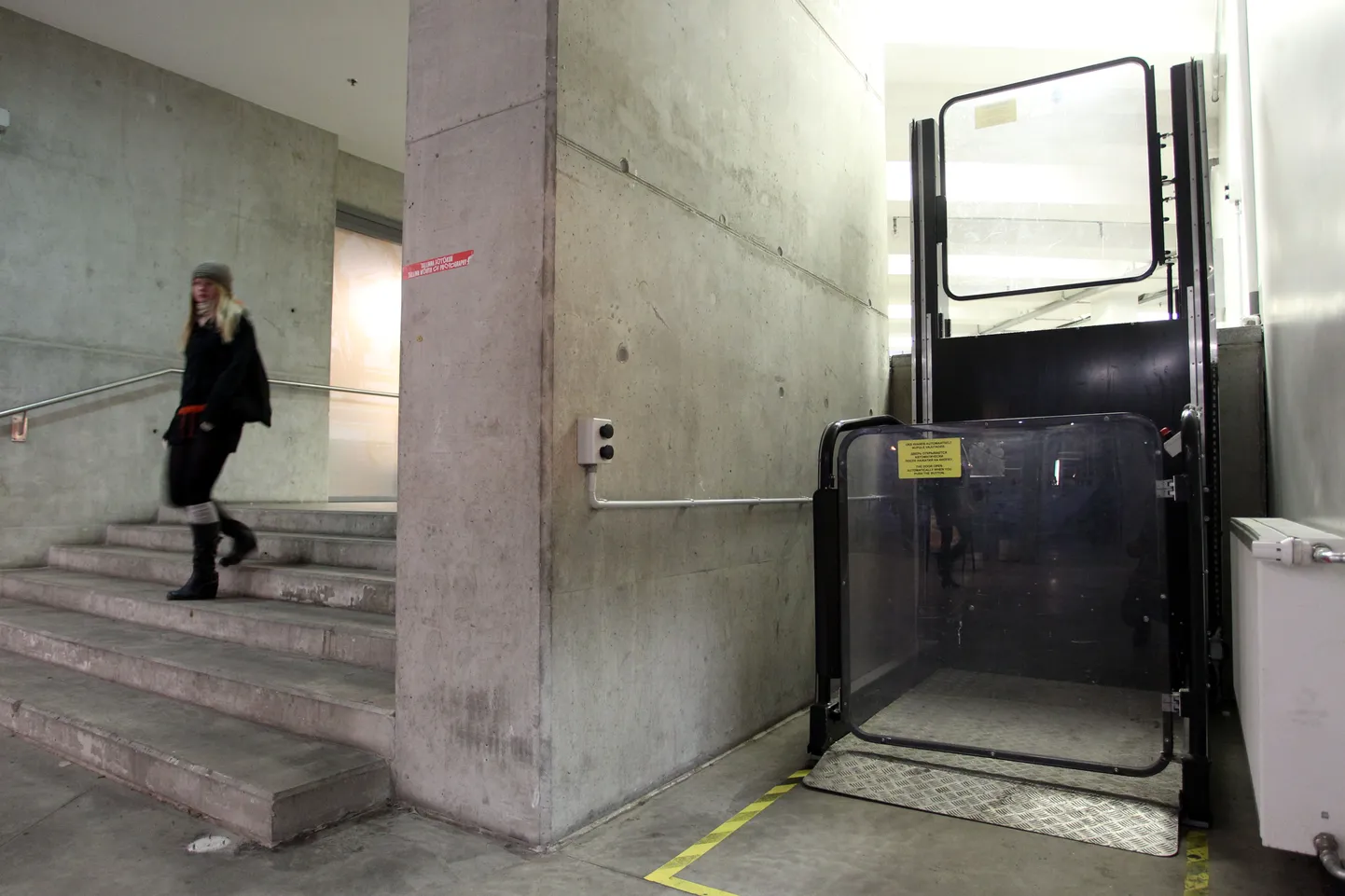 TLMP05:  INVALIFT VABADUSE TUNNELIS  : TALLINN, EESTI, 09NOV11
Invalift Vabaduse tunnelis. 
lt/Foto:LIIS TREIMANN