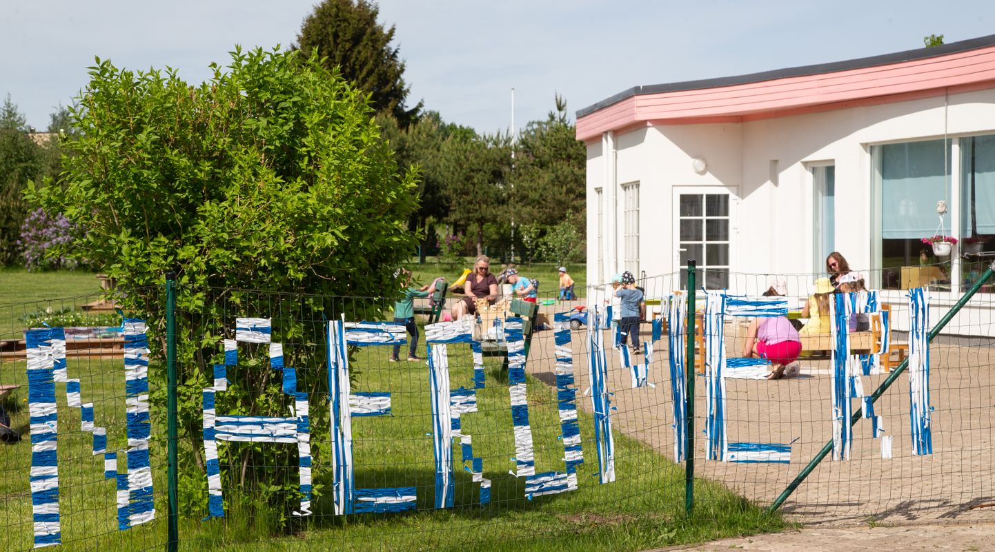 Частный детский сад "Naerumeri" начал работать в Тойла в 2006 году. Нынешний договор между владельцем детсада и волостью действует до 2026 года.