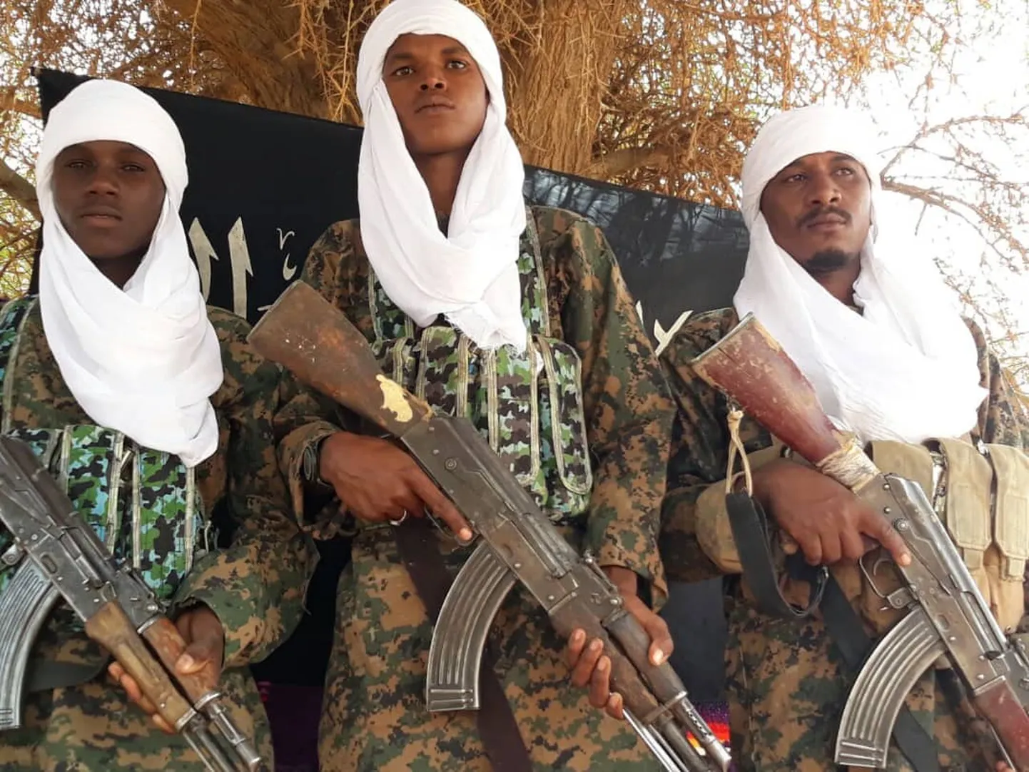 Mali uuriva ajakirjaniku Housseyne Ag Issa avaldatud pilt väidetavalt Mali sõjaväebaasi rünnanud terroristidest.