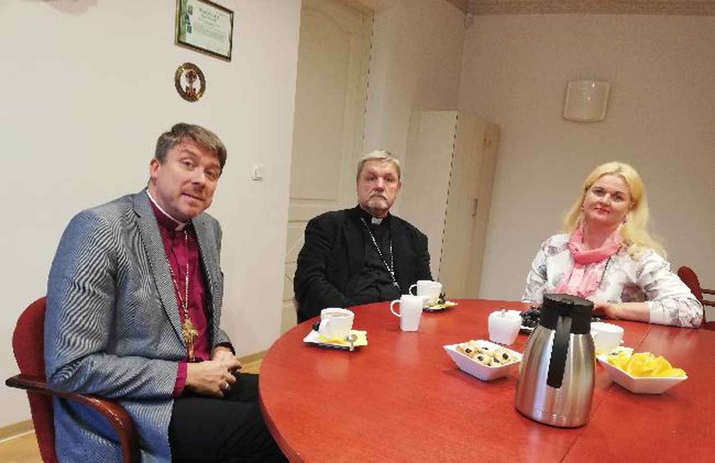 Peapiiskop Urmas Viilma (vasakult) ja kohalik pastor Urmas Nagel kohtumisel Räpina vallavanema Enel Liiniga