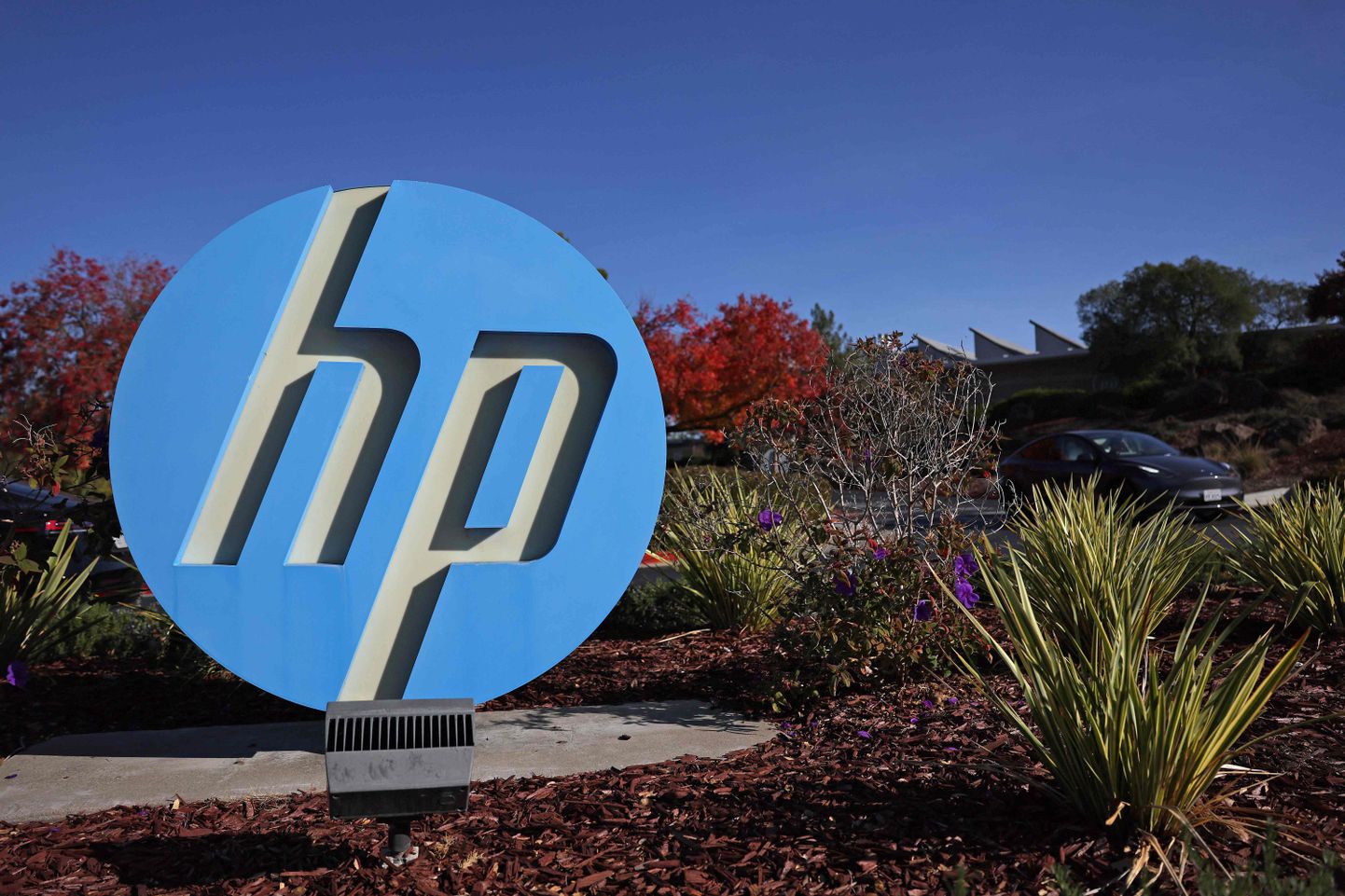 HP peakorter asub Palo Altos Californias, kuid tootmine on koondunud Hiinasse. USA-Hiina kasvavate pingete taustal üritavad tehnoloogiaettevõtted oma sõltuvust Hiinast vähendada, seda plaanib nüüd ka maailmas suuruselt teine arvutitootja HP.
