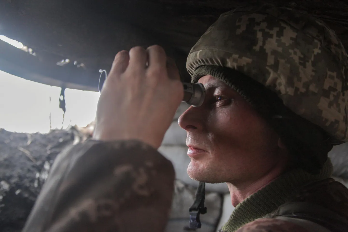 Ukraina relvajõudude teenistuja jälgimas olukorda Donetski linna lähedal.
