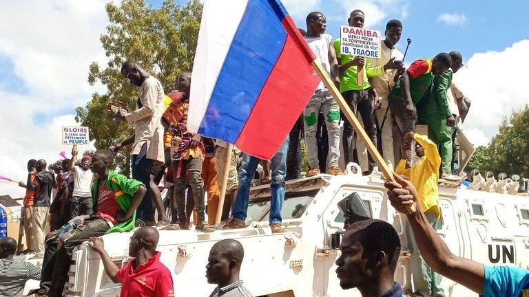 Российский флаг на протестах в Чаде в 2022 году.