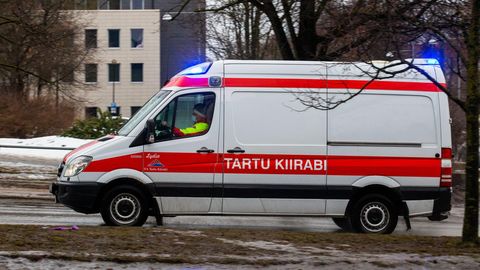 Мужчина бросившийся тушить пожар на парковке в Тарту: не сразу понял, что горит человек