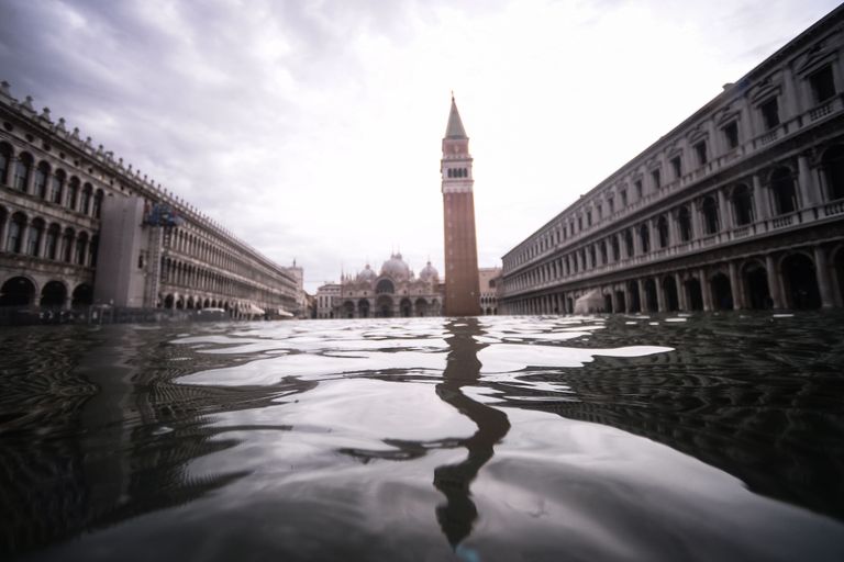 Tulvavesi Veneetsias Püha Markuse väljakul