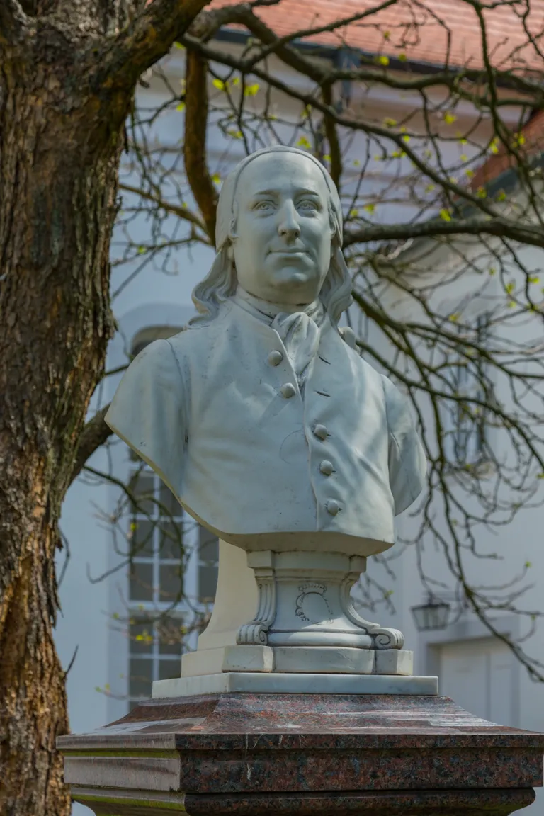 Skulptora Alfrēda Raihela darinātais Brāļu draudžu (hernhūtiešu) bīskapa, teologa-autodidakta Nikolausa Ludviga fon Cincendorfa (Nikolaus Ludwig von Zinzendorf, 1700-1760) piemineklis Hernhūtē.