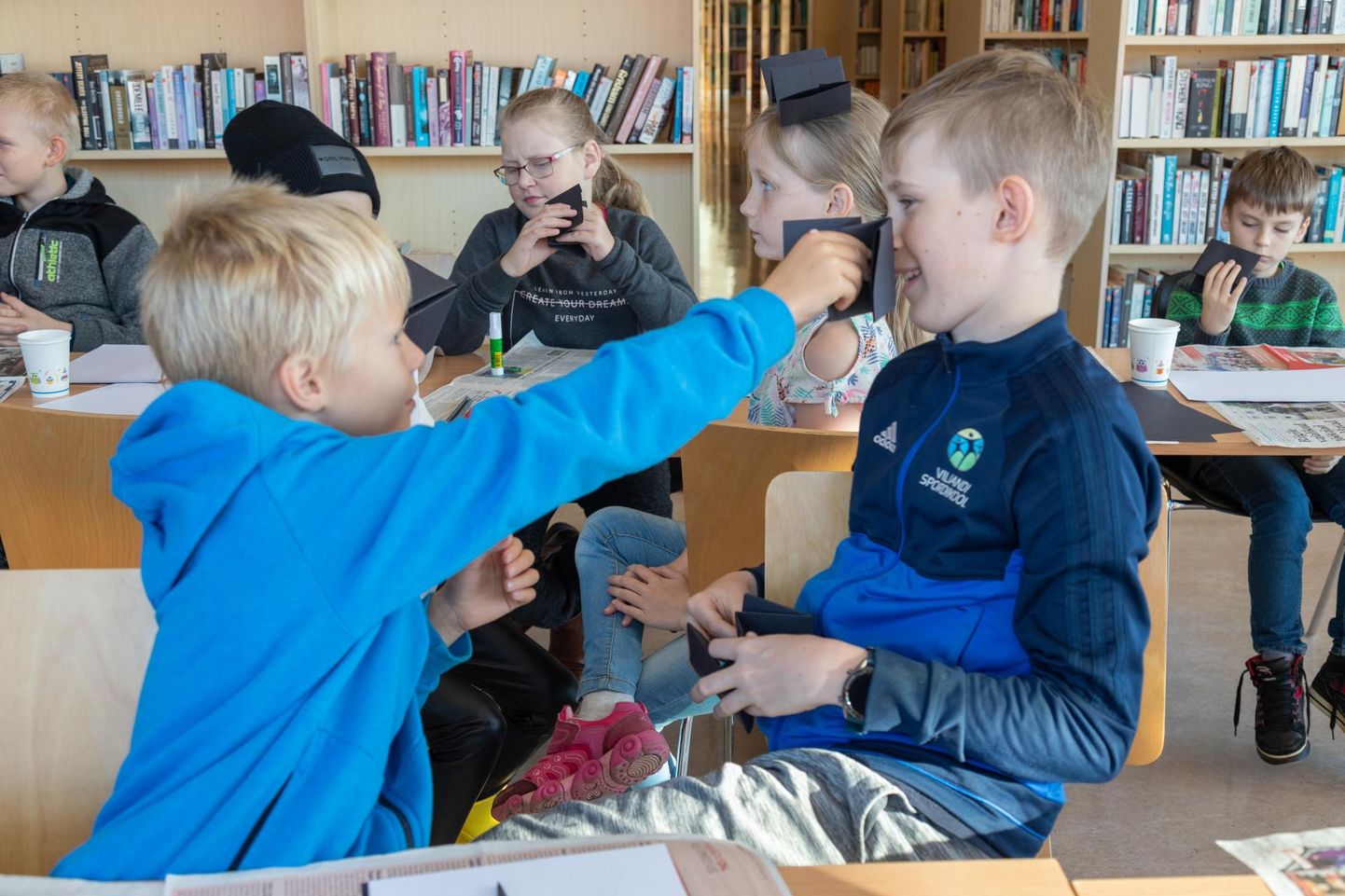 Teisipäeva lõunaks oli Viljandi linnaraamatukokku kohale tulnud suur hulk lapsi. Juhendajate õpetuse järgi valmisid paberist nahkhiired.
