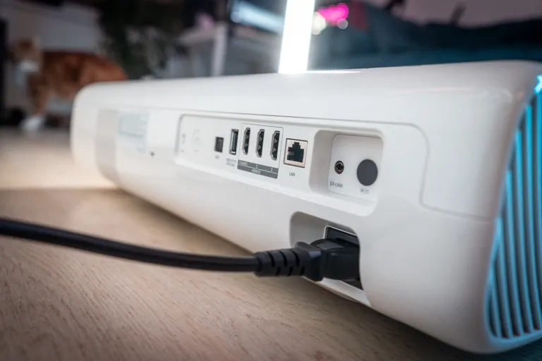 Liideste osas leiab projektorilt kolm HDMI 2.0, USB-A, optilise audio ja võrguliidese