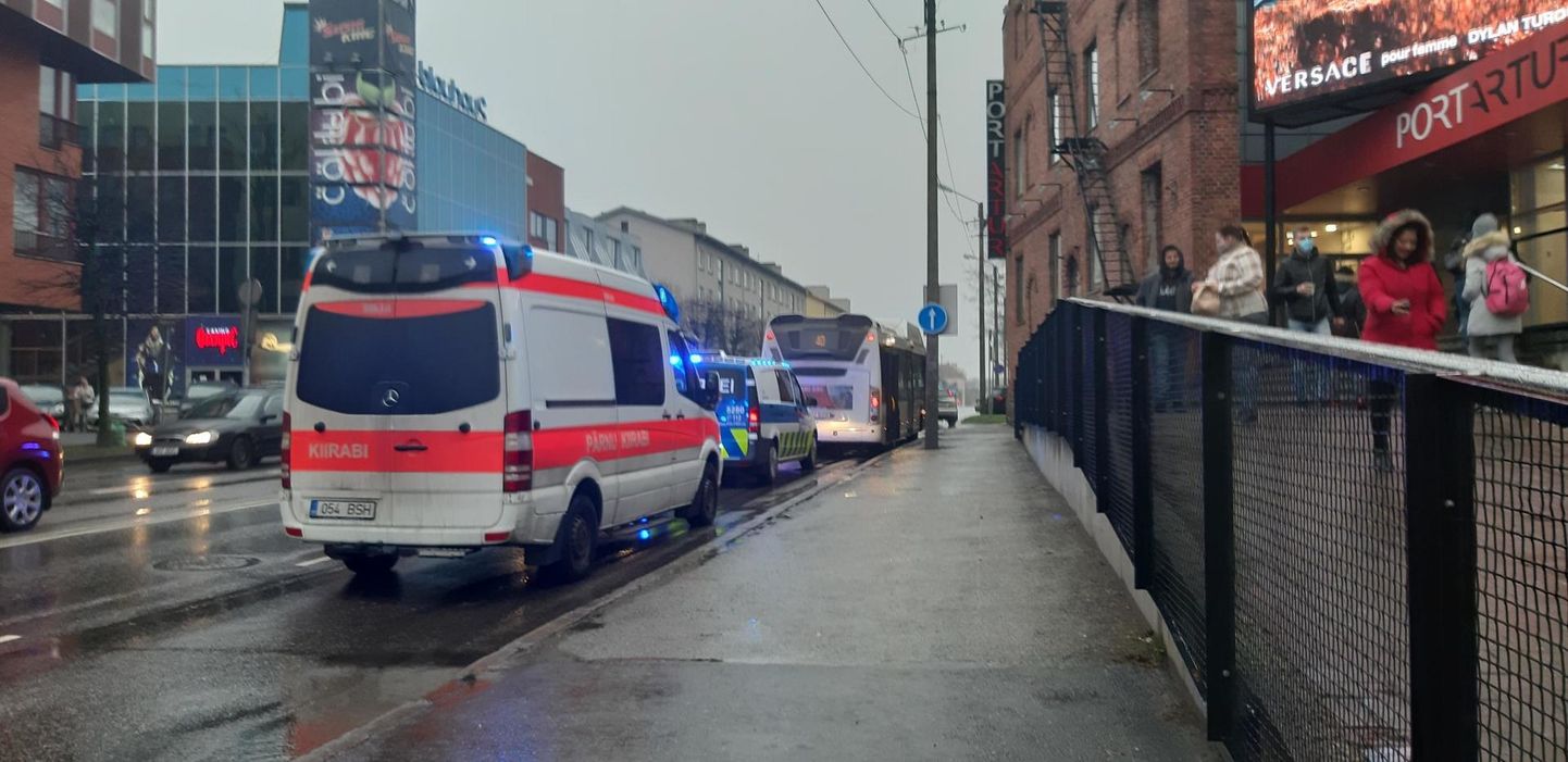 Pärnus Pika ja Ringi ristmikul äkkpidurdanud bussis kukkunud naine viidi haiglasse.