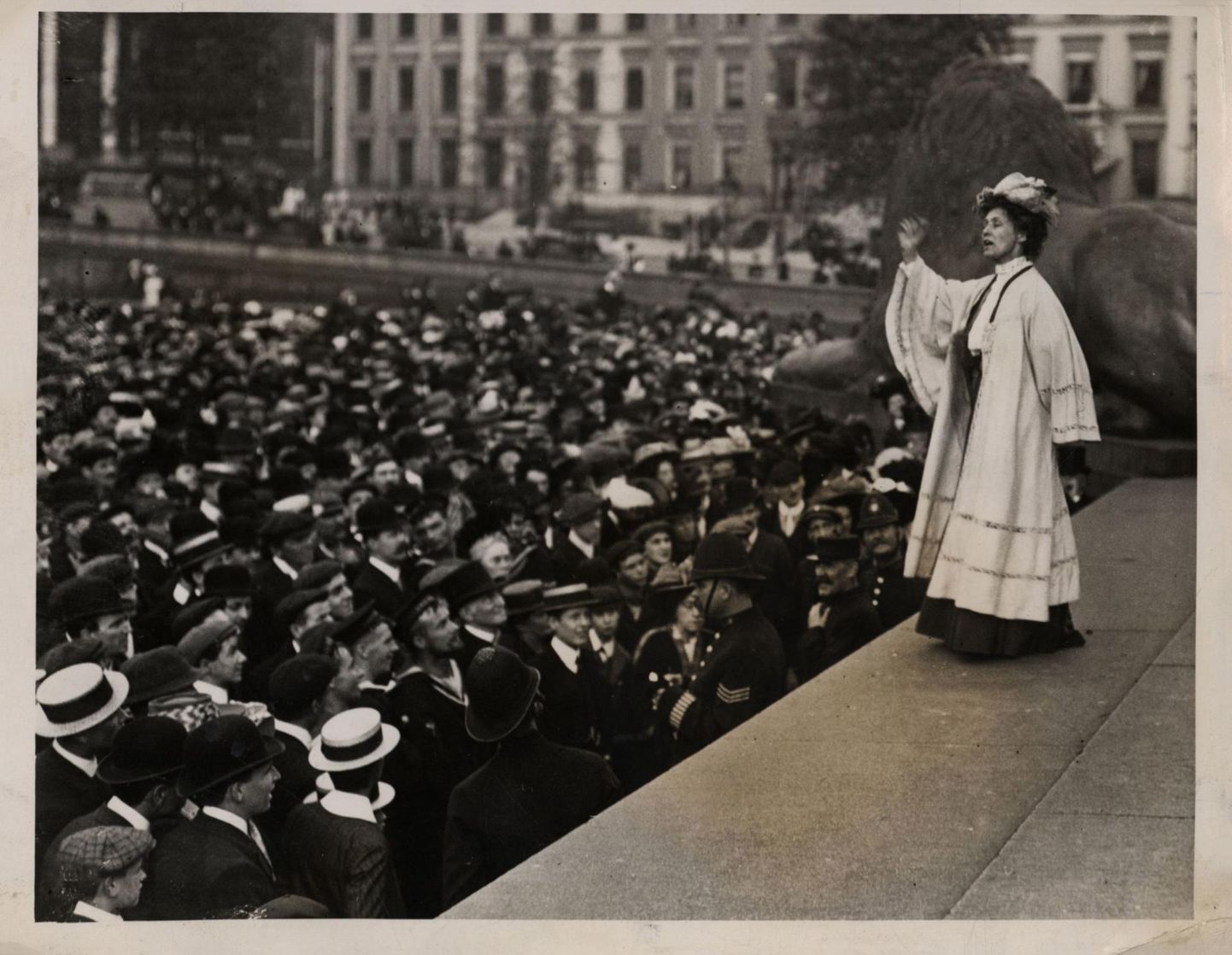 Emmeline Pankhurst 1908. aastal Trafalgari väljakul esinemas.