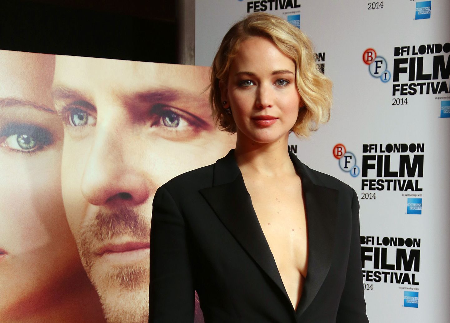 Actress Jennifer Lawrence poses for photographs during the photo call for the film Serena, as part of the BFI London Film Festival, at the Vue cinema in central London, Monday, Oct. 13, 2014. (Photo by Joel Ryan/Invision/AP) / TT / kod 436