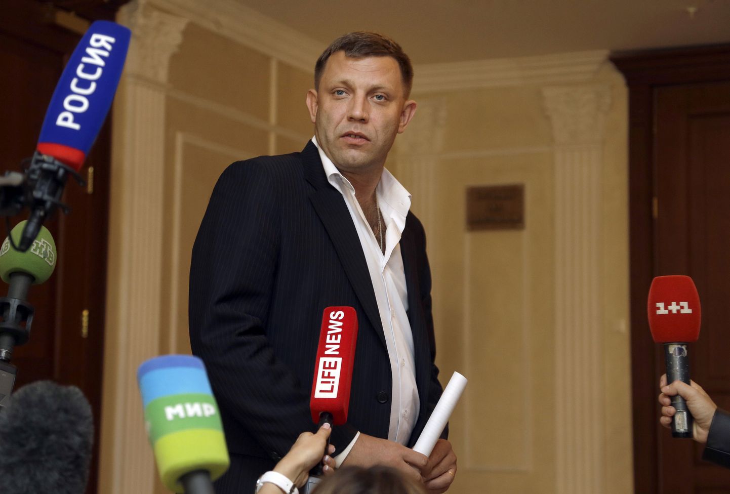 Donetski separatistide esindaja Aleksandr Zahhartšenko Minskis ajakirjanikega rääkimas.