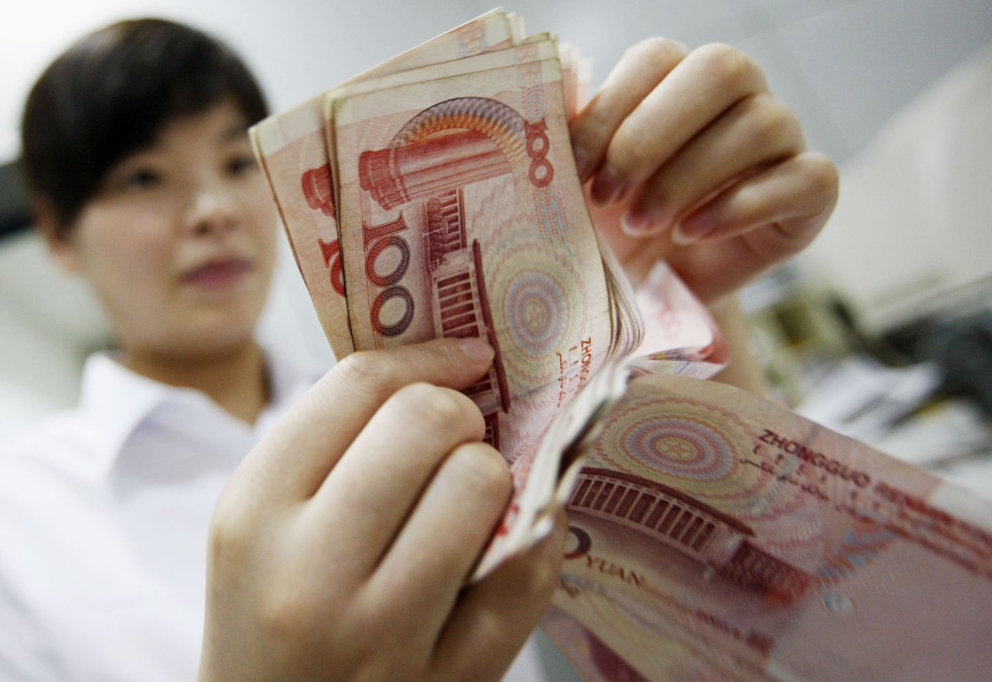Hiina pangatöötajad loeb üle 100 jüaani kupüüre.
