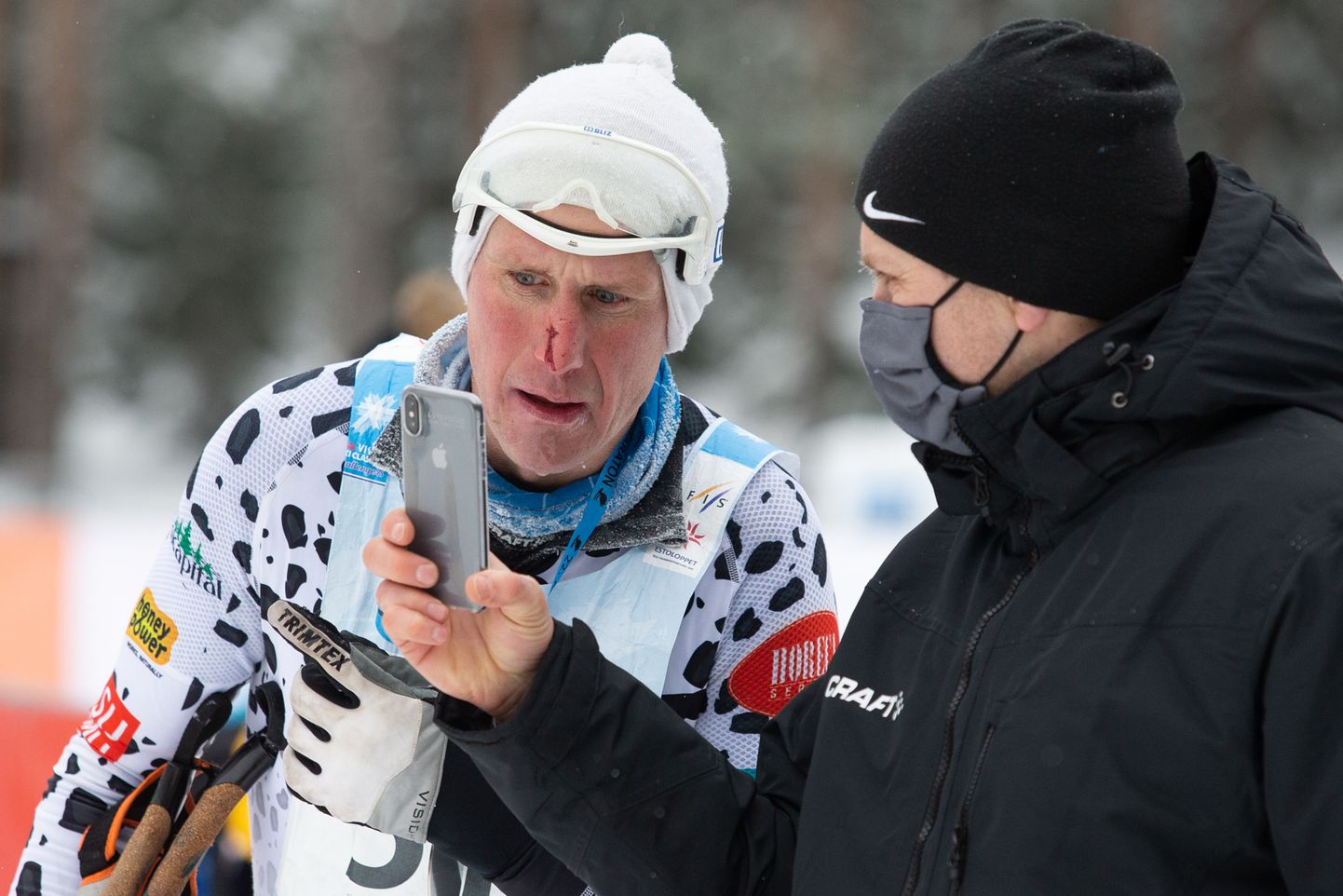 Райо Пийроя на финише осматривает свой нос с помощью камеры телефона: хотя лыжные гонки далеко не такой контактный вид спорта, как футбол, и на лыжной трассе можно разбить нос.