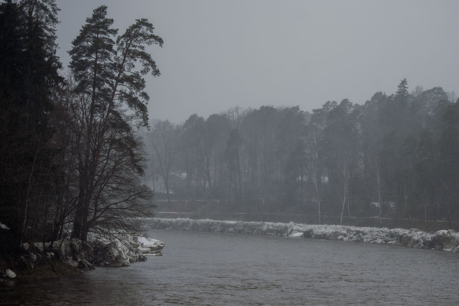 Paaugstināts ūdens līmenis un izskaloti ledus krāvumi Ogres upē