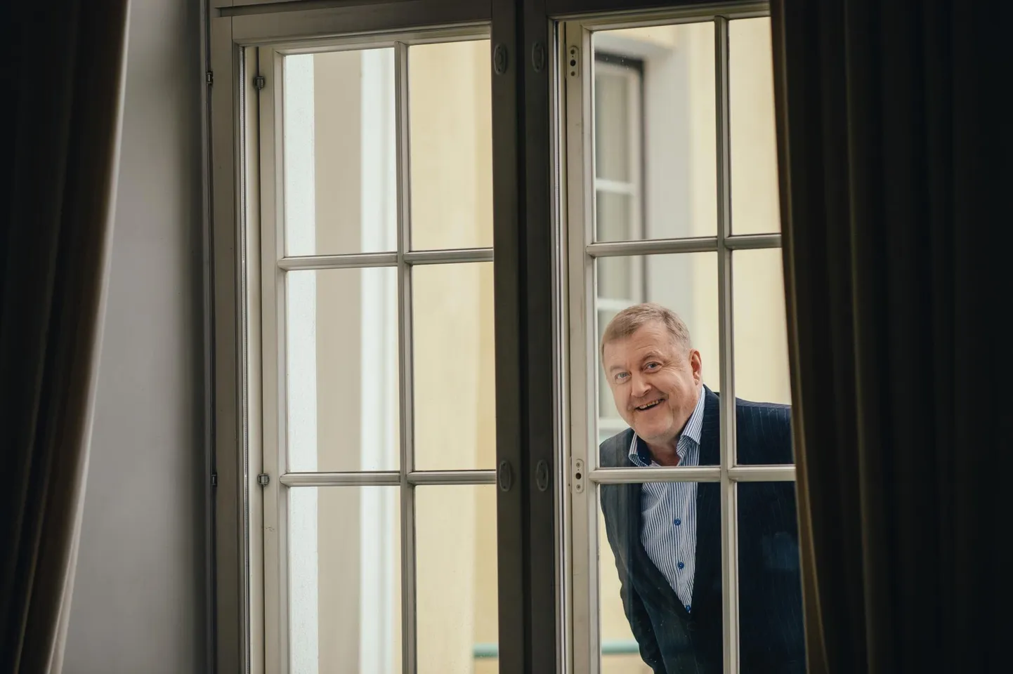 Ahistamises süüdistatud teatrijuht Aivar Mäe on sel nädalal enda sõnul rohkem enda sisse vaadanud ning ümbritsevat ümber hinnanud.