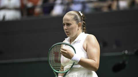 Ostapenko Vimbldonā izcīna sezonas otro graujošāko uzvaru
