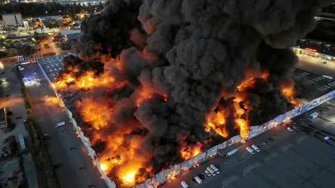 ВИДЕО ⟩ В Варшаве сгорел торговый центр, в котором было 1400 магазинов