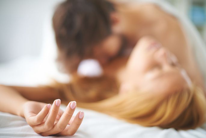 Стоны и крики во время секса: почему женщины стонут при занятии сексом — Секс