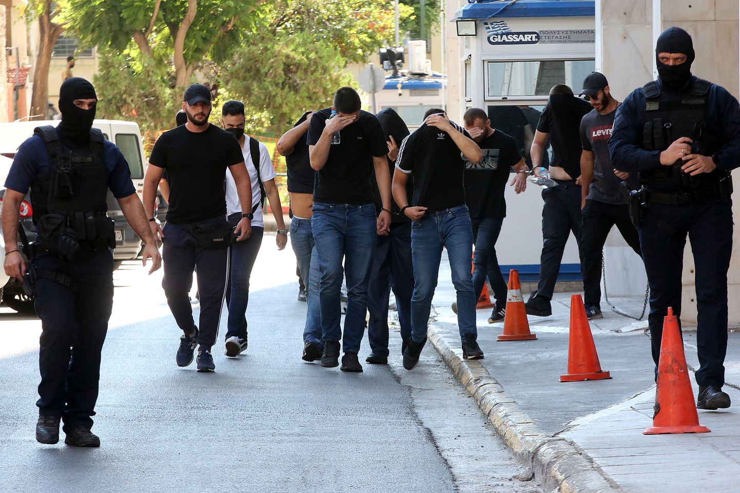 Kreeka politsei eskordib vahistatud jalgpallihuligaane.