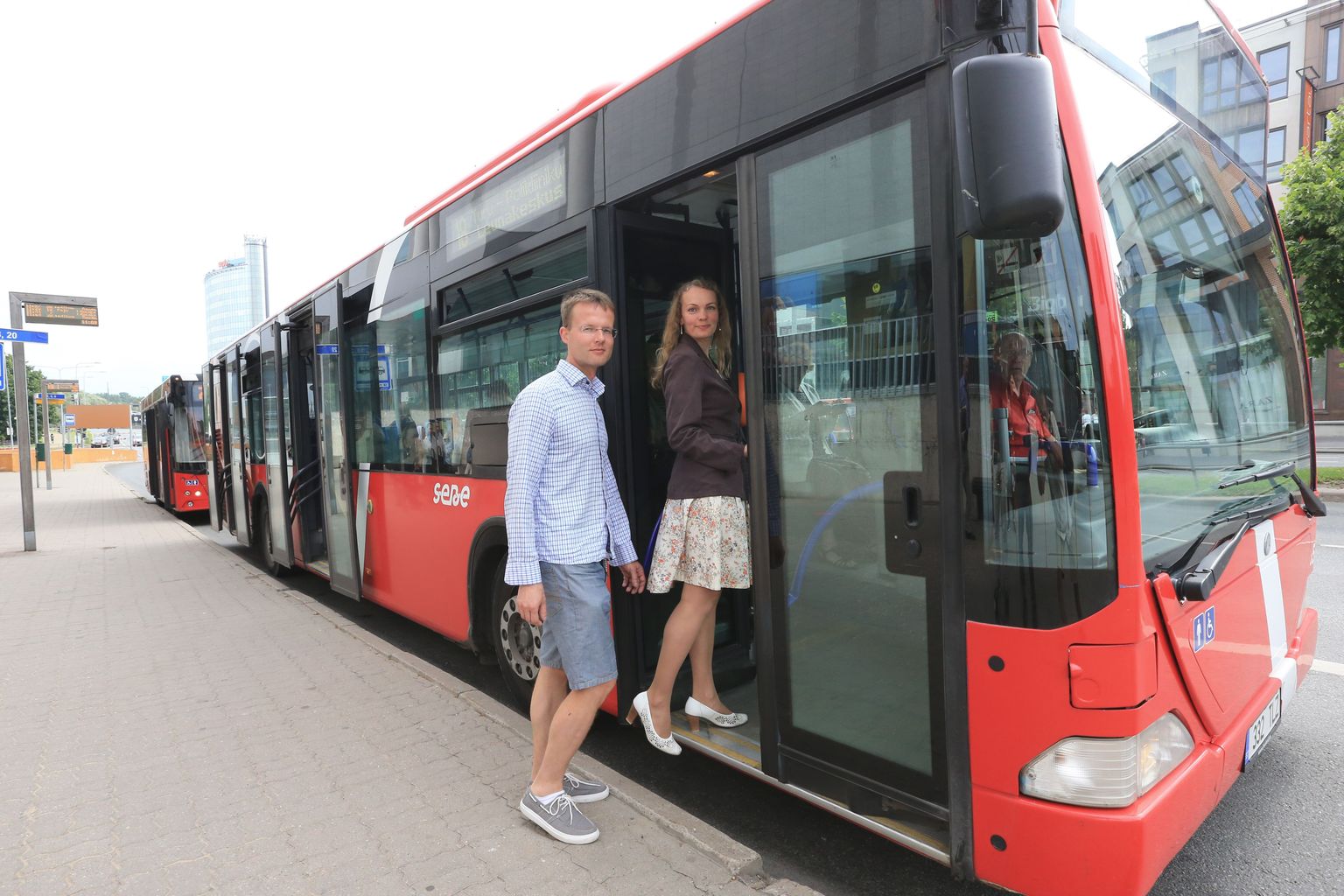 Tartu ühistranspordi kvaliteedijuht Veronika Kallaste ja Jiffit arendava T Solutionsi tegevjuht Andres Birnbaum on juba mõnda aega katsetanud, kuidas toimib bussipiletite vabakäesüsteem, augusti keskel saab seda Tartus proovida 80-liikmeline katserühm.