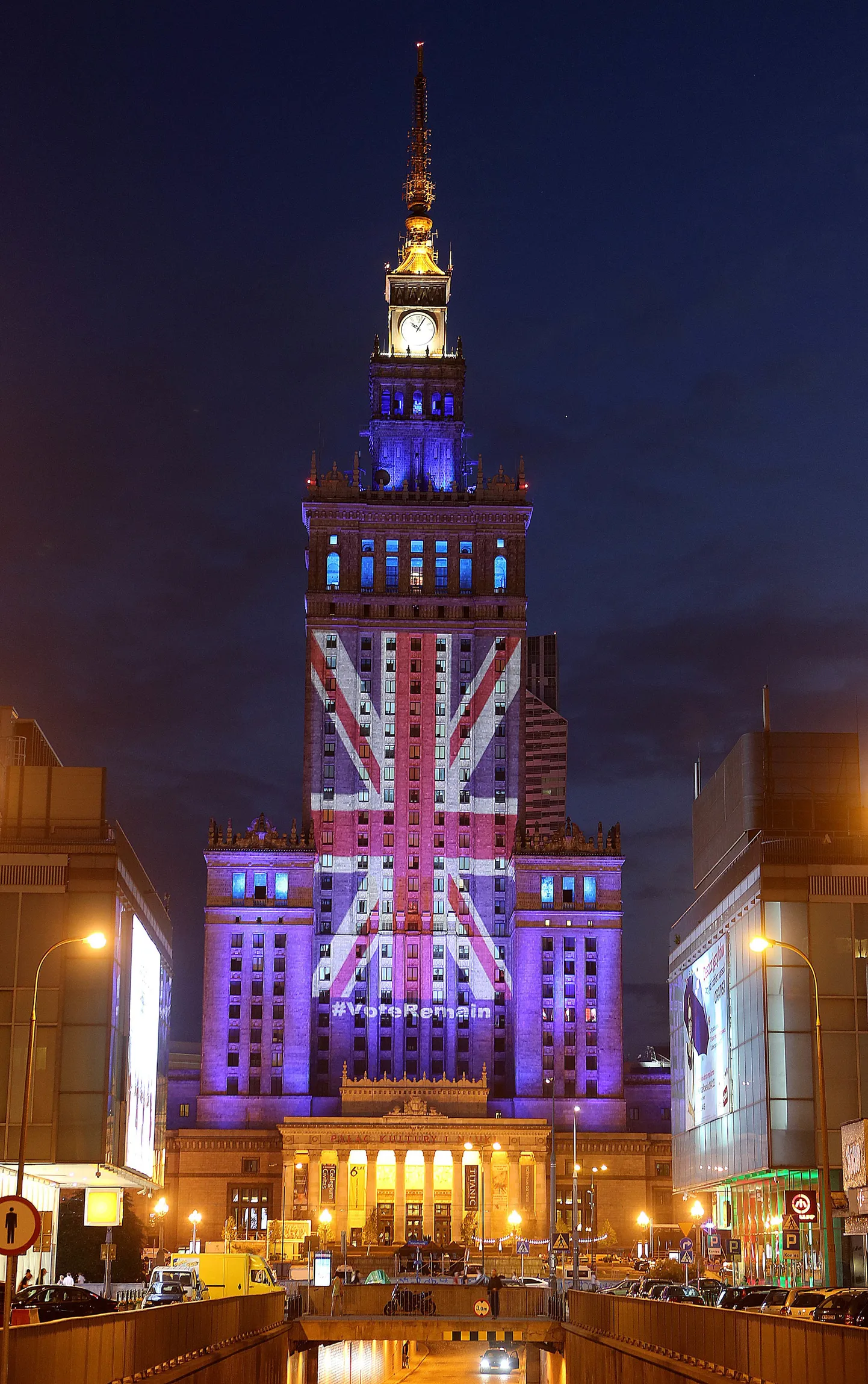 Union Jacki värvides Varssavi teaduse- ja kultuuripalee päev enne hääletust. Poola pealinna võimud lootsid sel moel veenda britte jääma ELi.