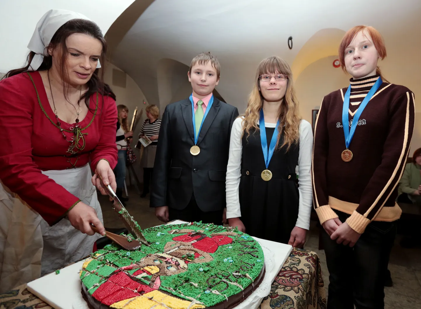 Steni muinasjutuvõistluse kolm paremat Aleks Tammiksaar, Elo Altnurme ja Birgit Kreem Tallinna raekojas võidutorti maitsmas.