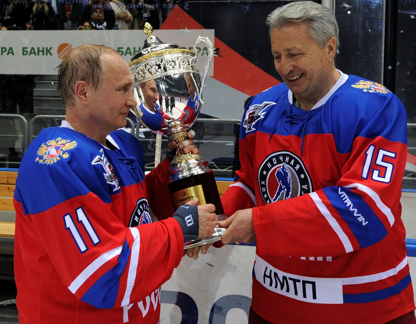 Владимир Путин и Александр Якушев во время гала-матча Ночной хоккейной лиги.