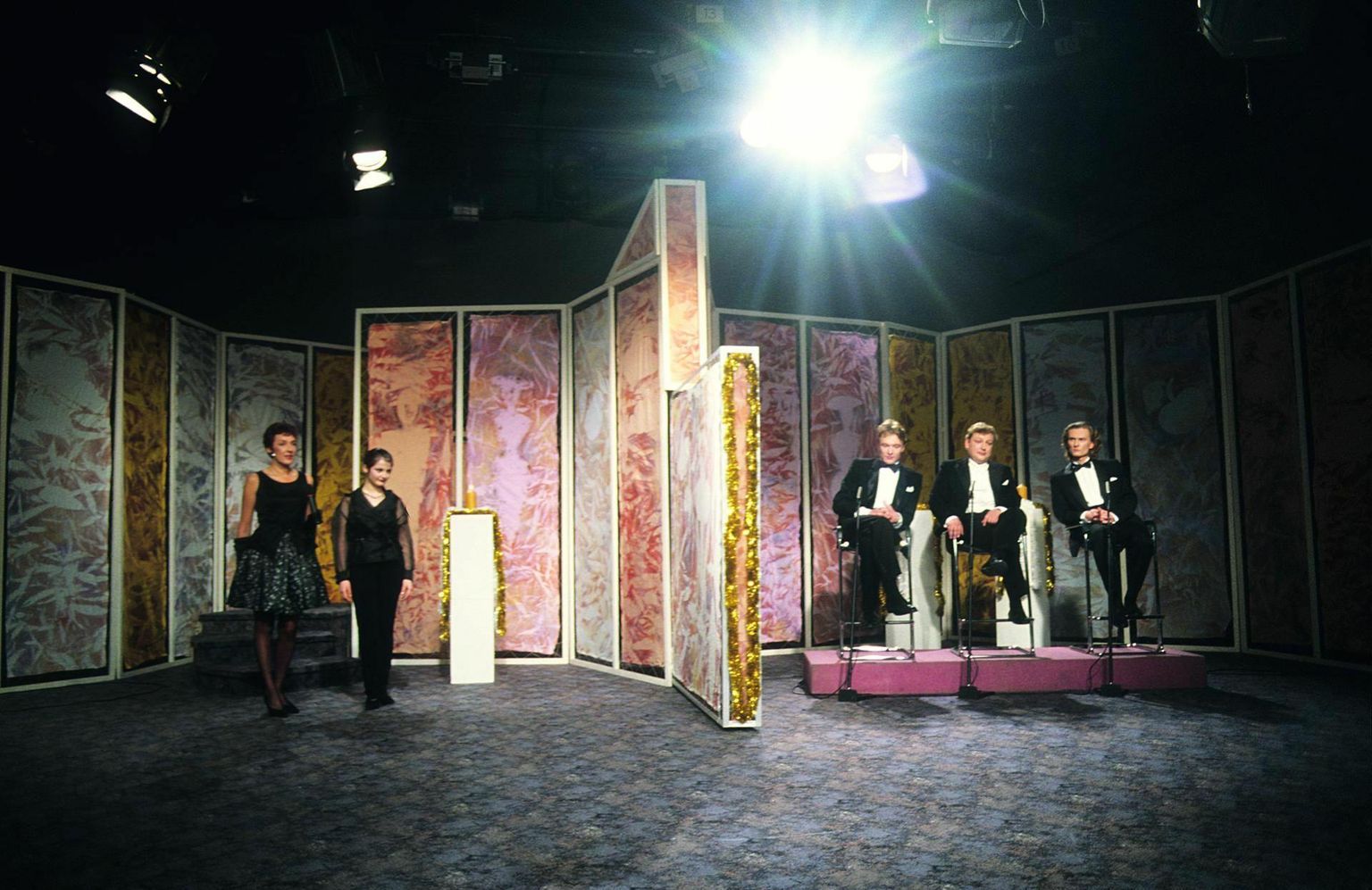 Maire Aunaste (vasakul) ja külalised 1990. aastate keskel ETV saates «Reisile sinuga».