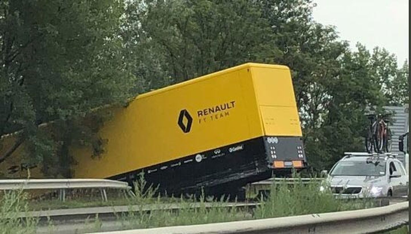 Renault vormelimeeskonna veoauto kraavis.