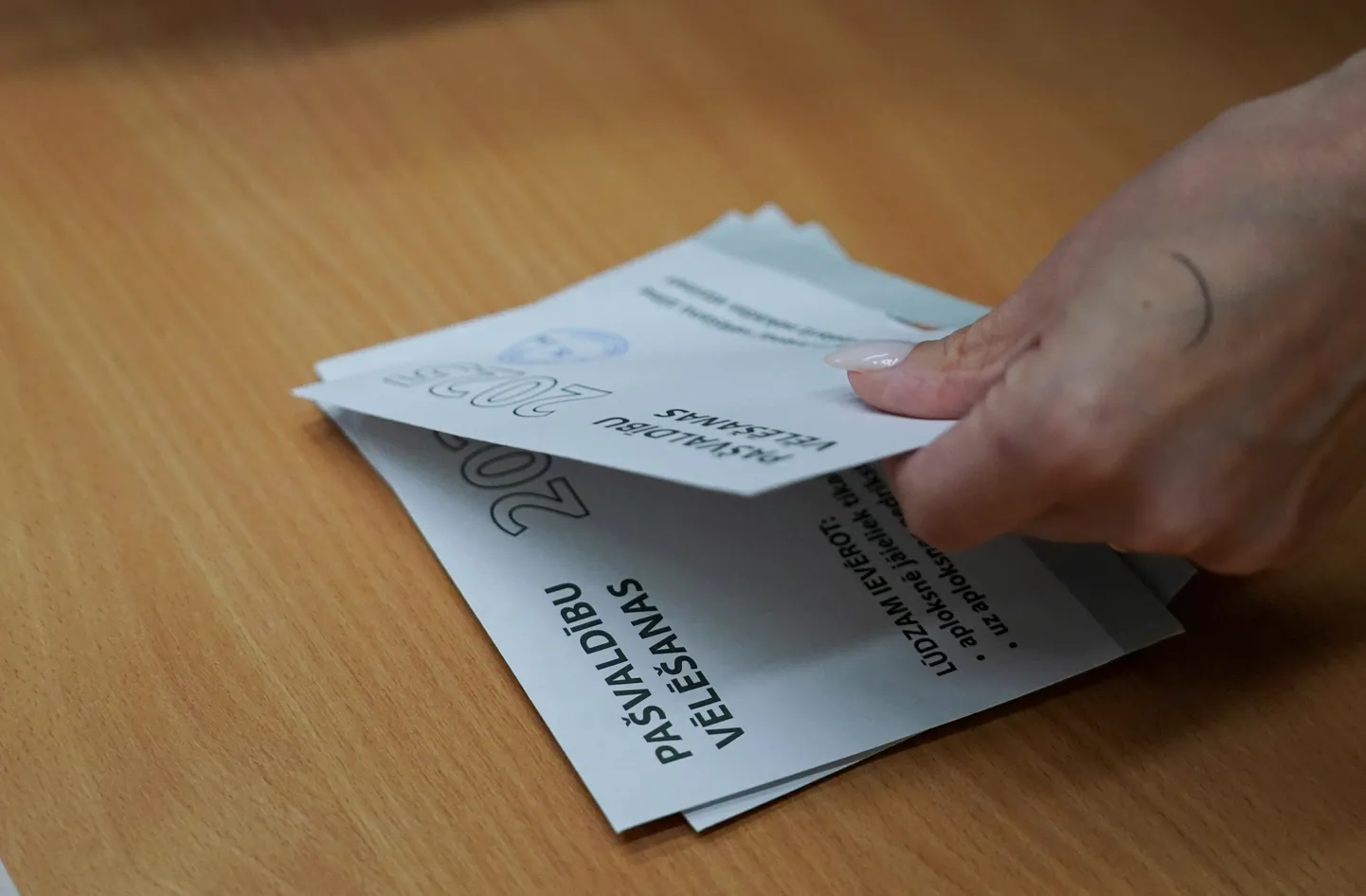 Tiek atvērta balsojumu urna pašvaldību vēlēšanās 75. vēlēšanu iecirknī Rīgas Valsts 1. ģimnāzijā.