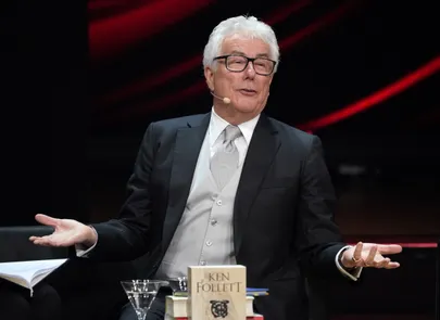 Galal esines ka Ken Follett.