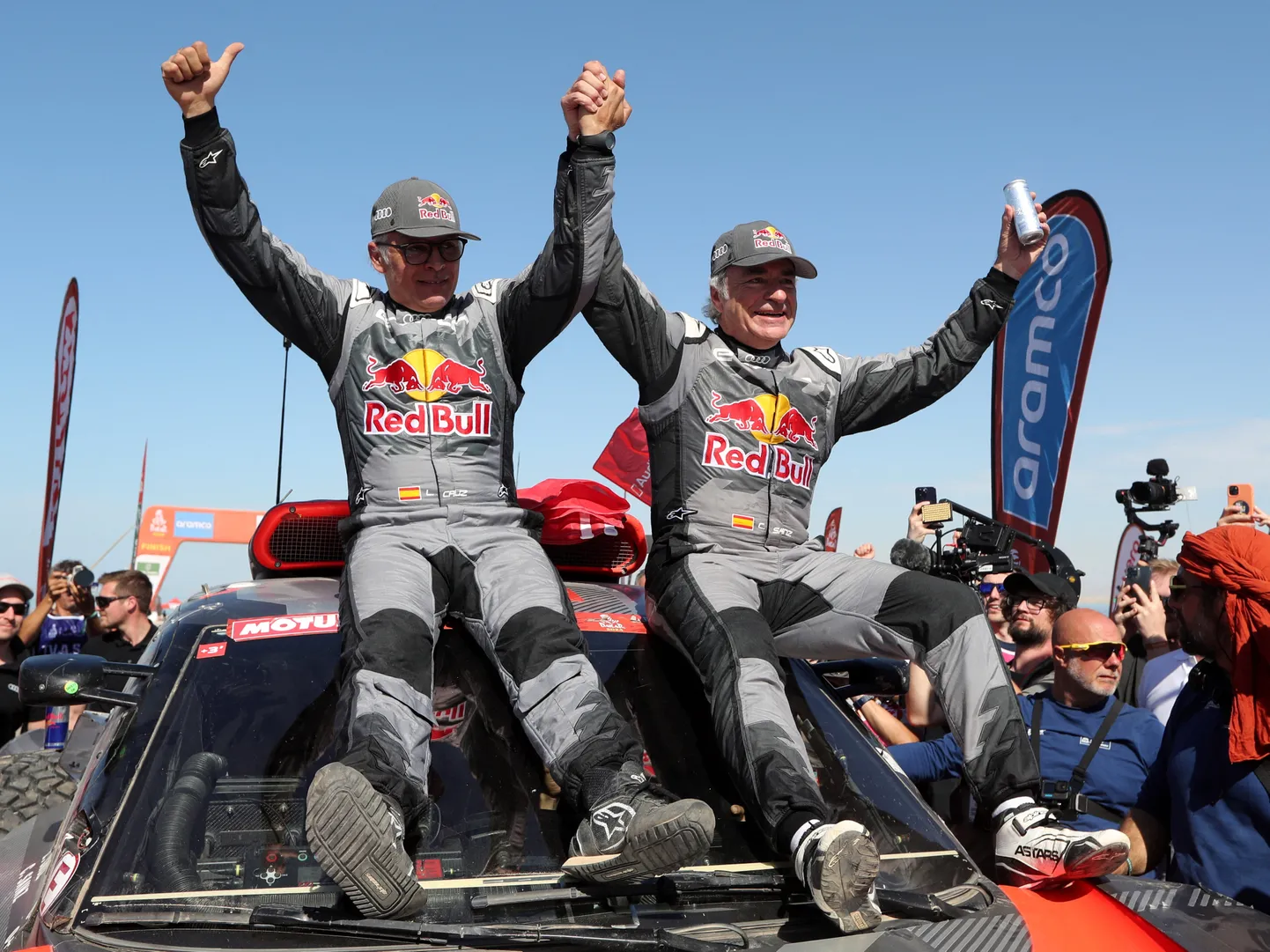 Võidumehed: Carlos Sainz (paremal) ja Lucas Cruz.