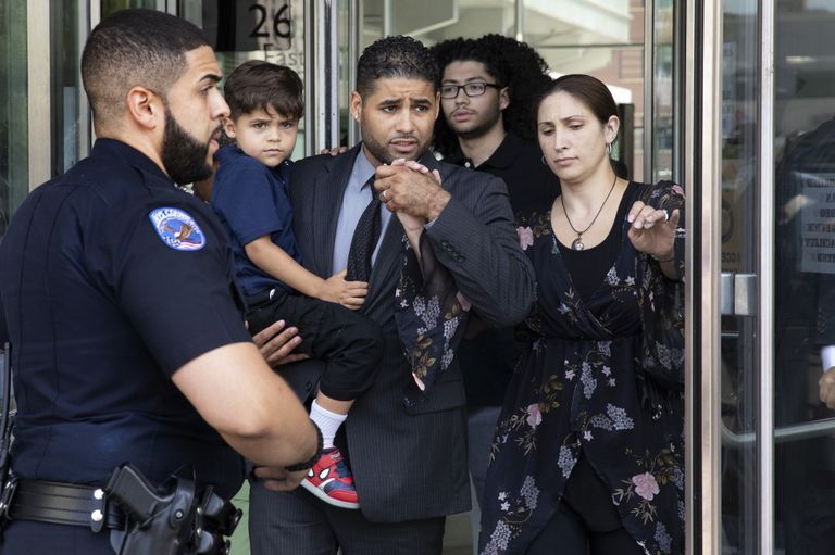 Хуан Родригес с семьей выходит из здания суда 1 августа 2019 года