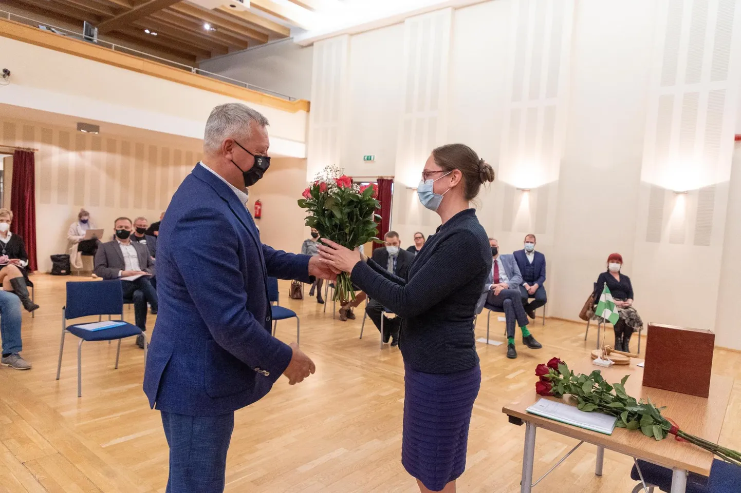 Vähem kui viis kuud tagasi õnnitles Reformierakonna liige Andrus Eensoo oma erakonnakaaslast Maarja Brauset vallavolikogu esimeheks saamise puhul. Nüüd oli tema üks neist volinikest, kes Brausele umbusaldust avaldas.