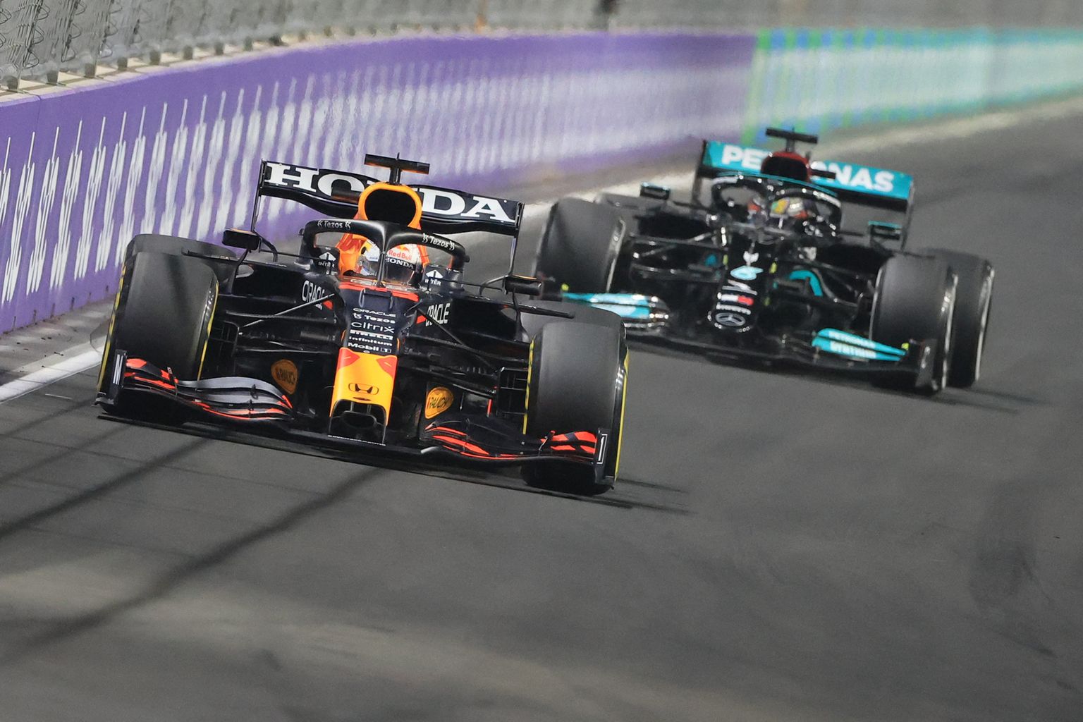Red Bulli piloot Max Verstappen (esiplaanil) ja Mercedese sõitja Lewis Hamilton peavad tulist tiitliheitlust, mis kohati võib minna ülekäte.
