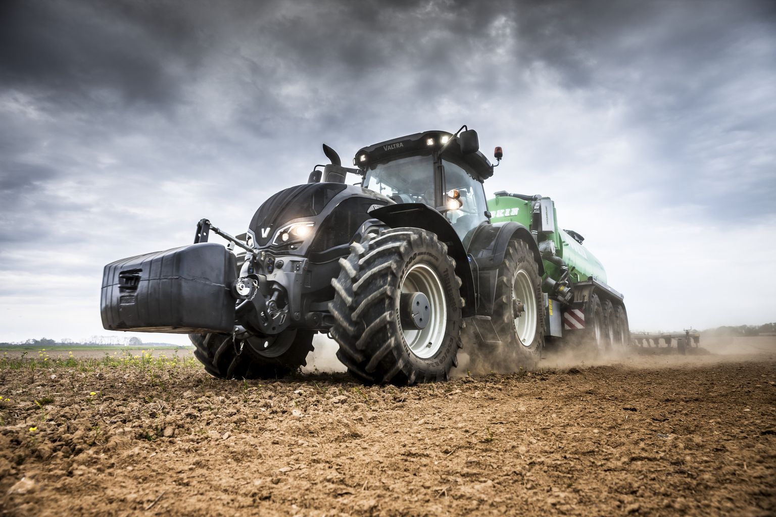Valtra S-seeria traktorid võimaldavad ettevõtjatel ja põllumeestel töötada kergelt ka kõige suuremate ja raskemate haakeriistadega.