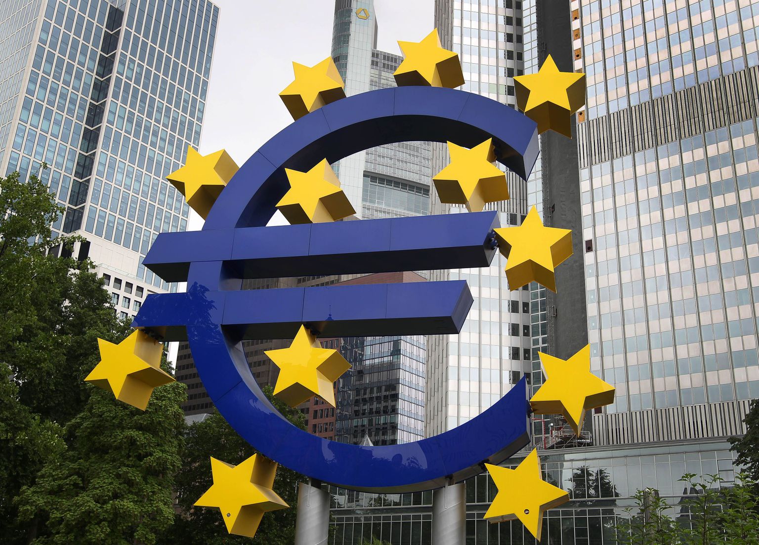 Euro logo Euroopa Keskpanga endise peakorteri ees.