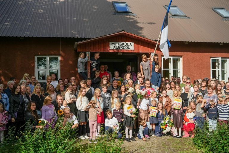 Õpilased ja nende pered kogunesid tarkusepäeval Metsküla koolis, hoolimata sellest, et Lääneranna vallavolikogu selle sulgeda otsustas.