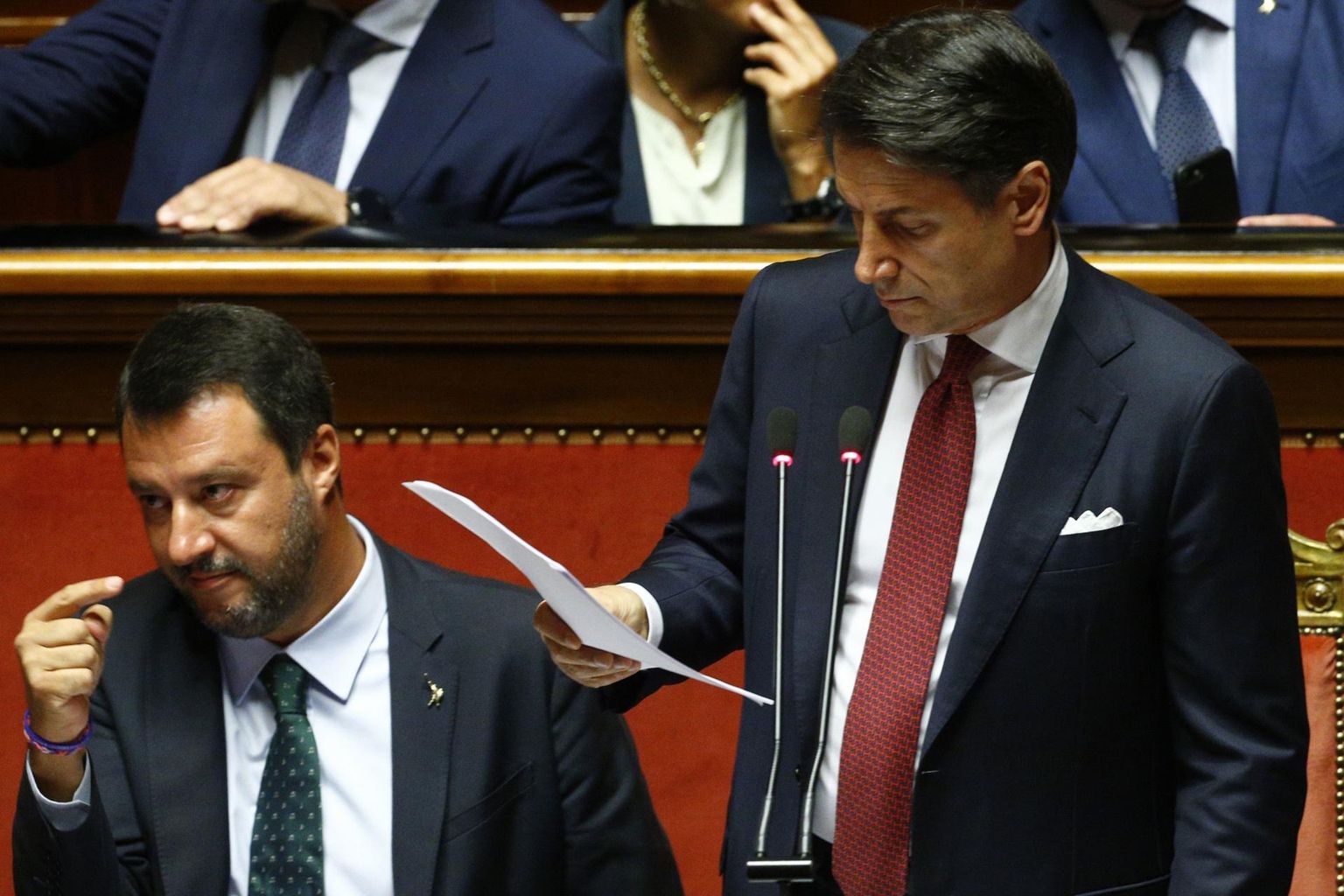 Itaalia parteitu peaminister Giuseppe Conte (paremal) süüdistas Liiga juhti ja siseministrit Matteo Salvinit vastutustundetuses ning kurjakuulutavas võimuihas. 